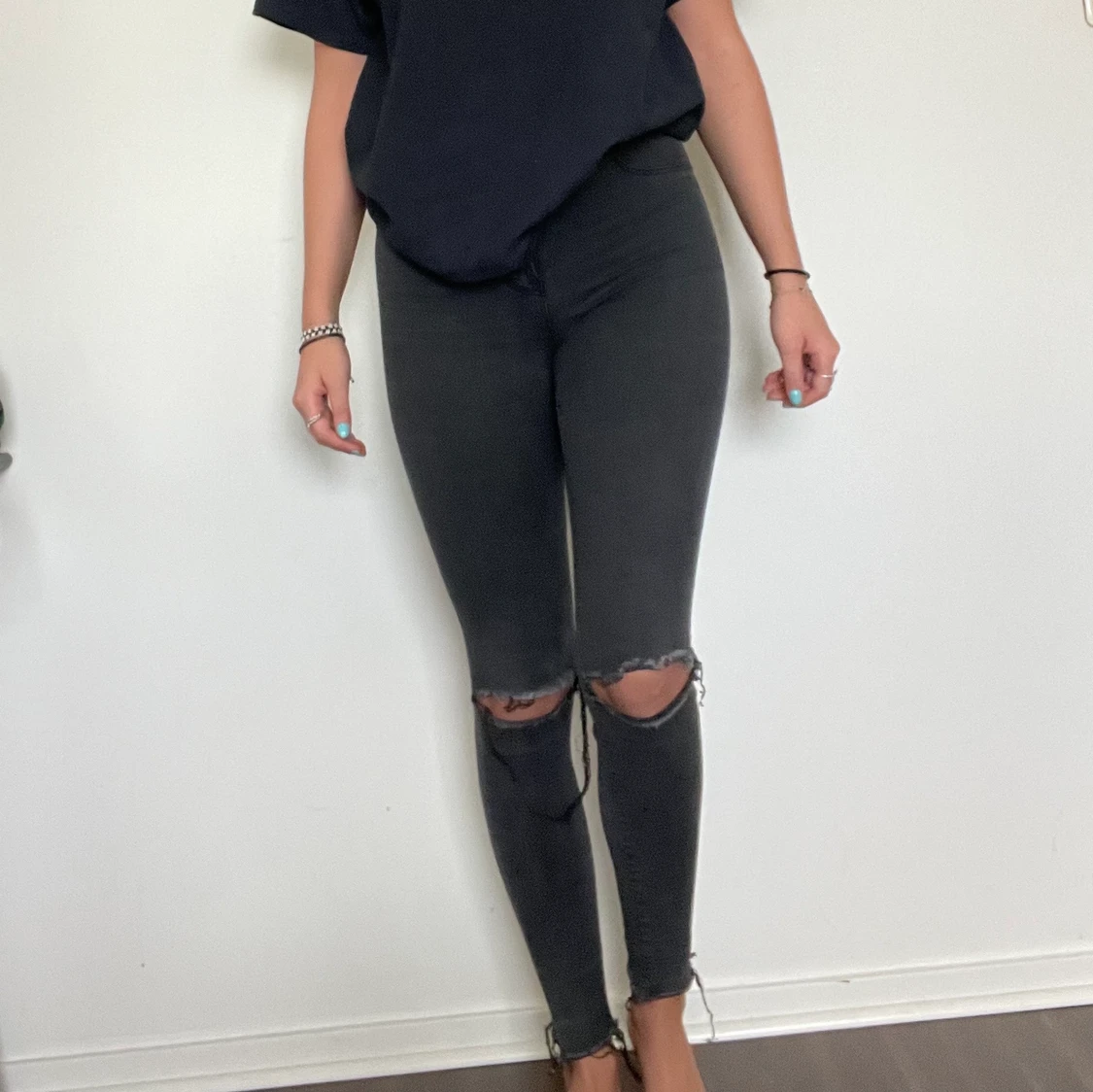 Ett par byxor med hål i