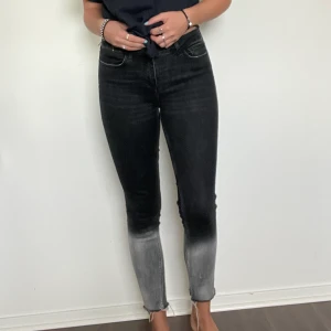 Ett par snygga gå/svarta jeans  - 🖤Ett past snygga jeans som är gråa där nere och som blir mörkare till knäna. Är i storlek 38 men passar 36. Frakten kan bli mer eller mindre beroende på vilket paket den får plats i!🖤