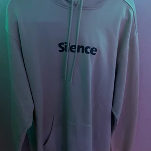 Silence hoodie - En jättefin oanvänd tröja, aldrig använd så inga fläckar ingenting. Passar både herr och dam jättefint! 