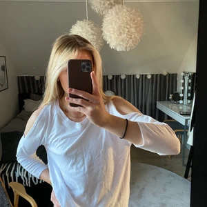 Gap tröja - Fin helt oanvänd tröja från gap🌟 köpt i USA med cool detalj i form av hål på axlarna