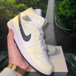 Air Jordan 1 Mid Coconut Milk 🥥 - Air Jordan 1 Mid Coconut Milk 🥥  Storlek:  -38  Flera storlek går att ordna.  Pris: 1999kr