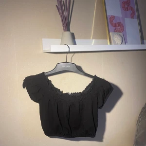 Croppad off-shoulder topp🥰 - En jättefin topp från Gina tricot som inte längre kommer till användning. Perfekt till sommaren!!