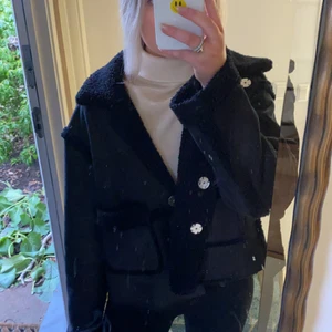 Jacka - Skit snygg jacka från NA-KD, superbra skick och inga fläckar eller liknande (spegeln är dock lite smutsig)! Kostnad med frakt: 250kr🌟