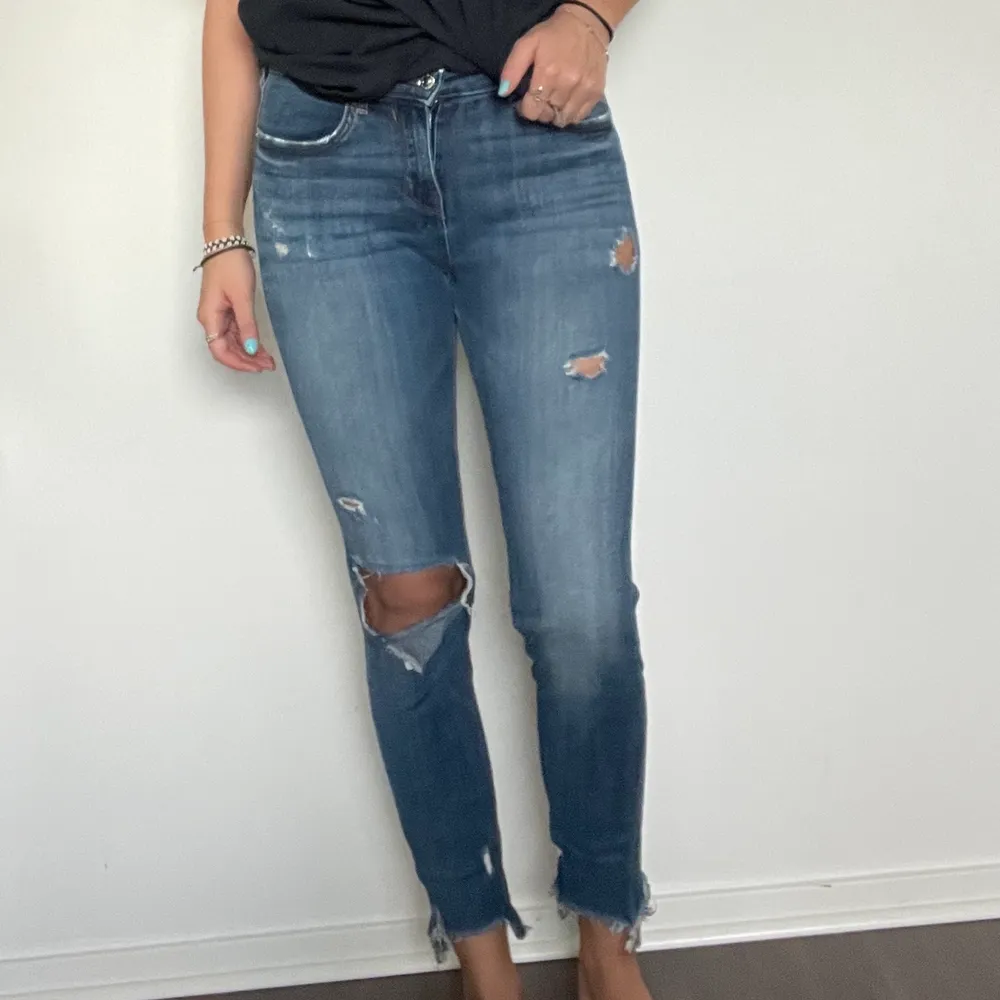 💙Ett par jättesköna jeans med hål i! Är i 34 men passar även 36. Frakten kan bli mer eller mindre beroende på vilket paket den får plats i!💙. Jeans & Byxor.