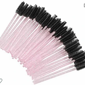 Mascaraborste - Små mascaraborstar. Rosaglitraga i handtaget eller vad man ska kalla det. Har många så skriv privat för pris beroende på hur många du vill ha:) Perfakt att ha i väska.