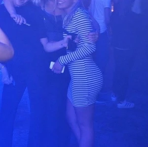 Randig klänning - Hej, jag säljer en randig zara klänning i storlek small. Säljer den för 200kr ink spårbarfrakt.