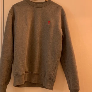 Ami paris sweatshirt! - Säljer en ami sweatshirt i fint skick då jag aldrig använder den.