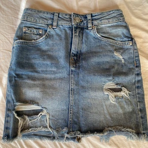 Jeanskjol  - Snygg jeanskjol från Gina Tricot! Storlek 34 och skulle säga att den är som en 34 om inte en 32. 😃 (kan eventuellt också frakta men köparen står för frakten)