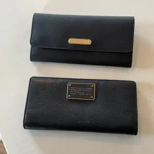 Två oanvända plånböcker från Victoria’s secret och Marc by Marc Jacobs! Marc Jacobs plånboken kostar 300 oxh den från victoria’s secret kostar 150!