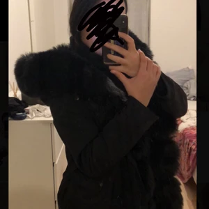 Garoff jacka - Pälsjacka i feån Garoff i storlek S. Knappt använd, i nysckick. Fin passform och går bra att använda till höst & vinter. All päls är avtagbar och jackan är vattentät. Går att spänna åt i midjan inifrån. Nypris ca 2-3000.