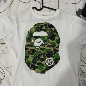 Bape t-shirt - En Bape tröja som jag har använt fåtal gånger, riktigt fresh som går att komplettera med outfits. Sitter skönt & looks good! Säljs då jag inte använder det alls.