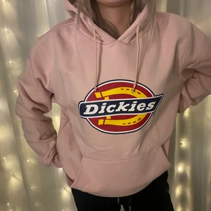 rosa Dickies hoodie strl s - jättefin rosa dickies hoodie, aldrig använd