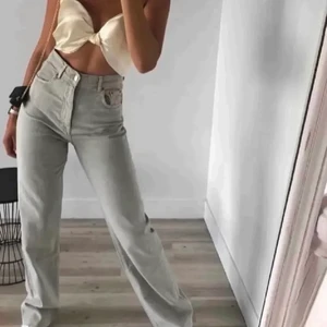 Gråa Zara Jeans - Säljer mina gråa Zara Jeans som jag har köpt här på plick då de inte passade mig, de är avklippa av tjejen jag köpte av så att de ska passa någon som är 170-175cm eller har långa ben! Ingenting som syns då modellen var ”avklippta” från början också. Superfin färg, inga defekter! Kom privat vid frågor och funderingar, priset kan alltid diskuteras❤️
