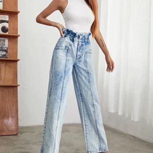 Jeans L från shein  - Köpte dessa byxor från SHEIN storlek L. Endast tvättade, försökte få på dom men dom passade inte pga mina lår. Så nyköpta/ej använda. Går att hämta i Borås eller att köpare betalar för frakt osv. Pågrund av att jag ej fick på dom, är det inte bilder på mig utan från hemsidan!