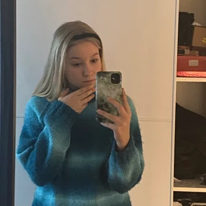 Min mamma har själv stickat den  - En stickad tröja, ca xs i stolek , säljes pga att den inte riktigt kommer till andvändning eftersom att jag har bytt stil ganska nysligen, den är ca två år men är bra andvänd ett få tal gånger.