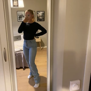 Raka ljusblå jeans - RAKA JEANS FRÅN NLY TREND. HÖGMIDJA. Storlek 34 (passar mer 36) 