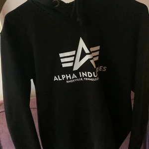 Alpha Industries Hoodie - Storlek M, passar (såklart) till mindre storlekar osv. Änvänd en gång men sedan dess stått i garderoben. Ord. pris 799kr men säljs för 300kr