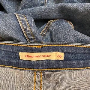 Levis jeans  -  jeans med slitning i knän och lår från levis 