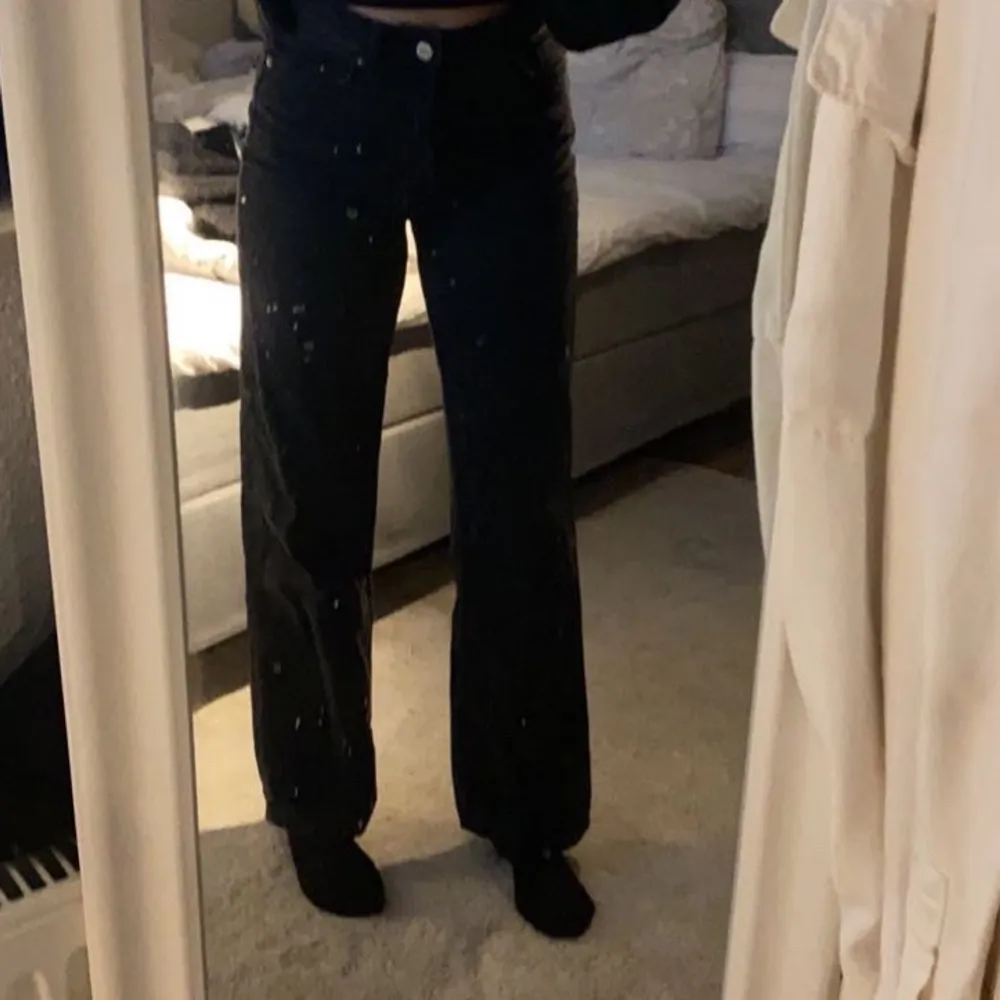 Säljer dessa skit snygga svarta jeansen ifrån H&M använda fåtal gånger💕 jag är 162cm lång och de sitter bra över skorna på mig!! FRAKTEN INGÅR INTE💕. Jeans & Byxor.