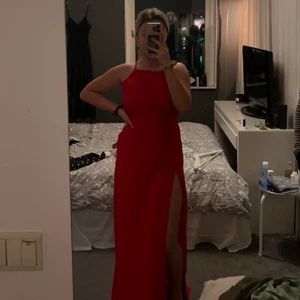 Klarröd ballklänning - Fin klarröd balklänning (säljer även denna i svart). Oanvänd, med prislapp kvar! Pris kan diskuteras!❤️