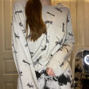 Tröja  - Fin tröja med trollsländor! Vid köp av fler plagg kan jag fixa paket pris :-)