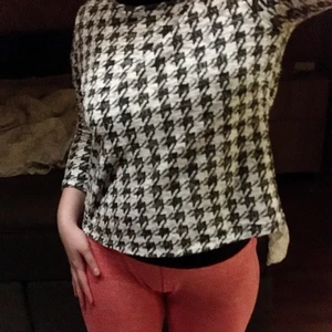 Svartvit stickad tröja, trekvarts ärm - Jag är ungefär L i damstorlek och den är en smula liten på mig men inte mycket liten, den är tunn och luftig, passar bra tillsammans med både färg och svartvitt, 65% bomull 35% polyester