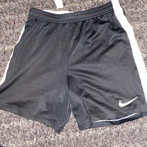 Ett par fina Nike svart vita shorts som är för små för mig. 