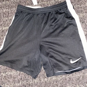 Nike short - Ett par fina Nike svart vita shorts som är för små för mig. 