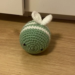 Virkad humla  - Handgjord virkad humla. Grön färg. Material; aktylgarn, polyester vadd, platsögon. Mått: ca 10,5 cm • 8,5 cm. Frakt inom Sverige ingår i priset. Betalas med Swish. 