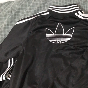 Adidas - Jätte fin adidas kofta, använt några gånger. Säljer den pga oanvändning. Köpt från adidas för 700kr. Pris kan diskuteras❤️