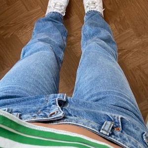 Mid waist zara jeans - Knappast andvända, nytt skick. Jag är 170cm till jämnförelse. Tror just detta är slutsålda på hemsidan. Frakt ingår inte💘