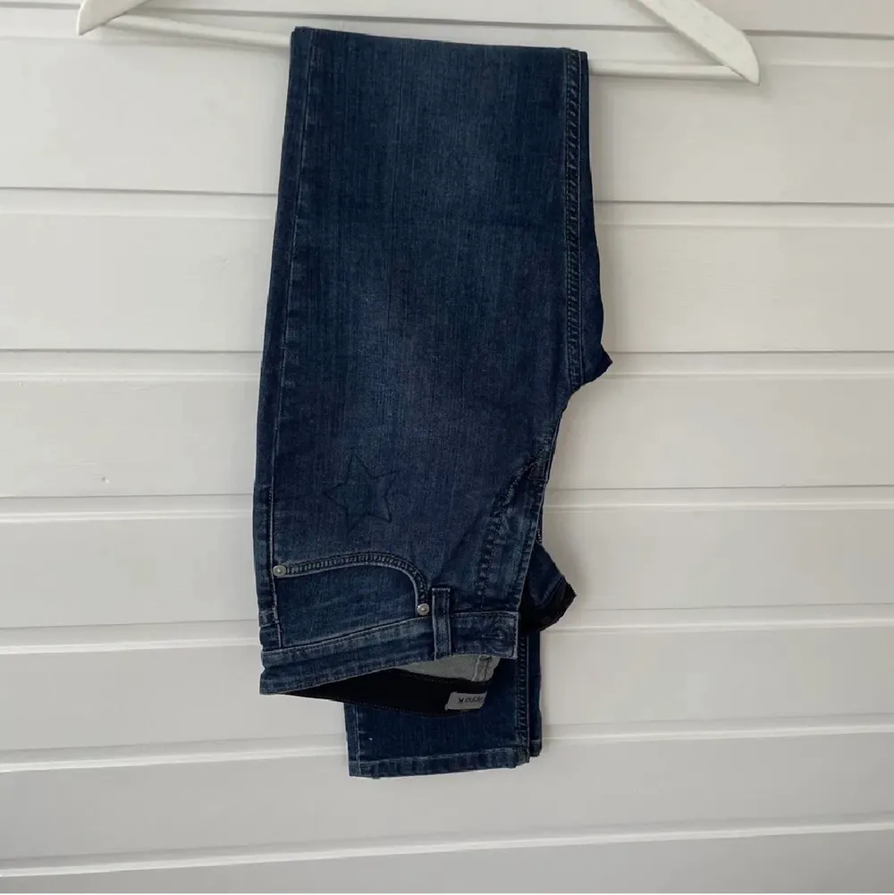 Säljer dessa snygga lågmidjade jeans från FILLIPA K i storlek 27, säljer pga att dom är för små för mig. Dom går lite över anklarna på mig som är 173⚡️ stjärnor på ena framfickan och ena backfickan❤️‍🔥🌟 skirv vid frågor eller intresse. Lånade bilder: melindaanderzon. Jeans & Byxor.