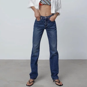 Zara jeans straight-leg-mid-rise 34 blå - Ett par jeans från Zara, straight-leg mid-rise mörkblåa i storlek 34. Slut på Zarah hemsida och i bra skick, använda en gång. Tyvärr lite för små för mig, och för långa i benen.   Skickas med postnord spårbar, skriv gärna för frågor eller fler bilder