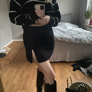 Minikjol med sprund/slits  - Zara kjol i strl M men skulle säga att den är ganska liten i storleken! 