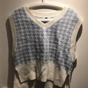 Blå vit stickad väst - En gosig stickad väst som har blåa och vita fläckar på. Plagget är lite oversized  och storlek S men passar nog på folk från xs till M eller L bror på hur man vill att den ska sitta. Jag köpte den på h&m förra sommaren och har blivit använd ett par gånger. Den är väldigt mysig och jag har inte upplevt att den är särskilt stickig. Fraktpriset är ungefärt för är inte 100 på hur mycket det kostar att frakta plagget, men ifall man är intresserad kan vi prata om hur mycket det kan kosta!❤️