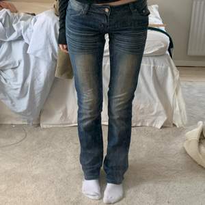 Lågmidjade jeans i bootcut/ straight modellen i storlek xs 💕 buda ifrån 200 eller köp direkt för 400