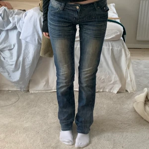 Lågmidjade jeans - Lågmidjade jeans i bootcut/ straight modellen i storlek xs 💕 buda ifrån 200 eller köp direkt för 400