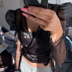 Festtopp  - Jättesöt svart topp 💕 aldrig använd då den va lite kort i ärmarna 