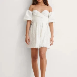 Student klänning  - Jätte fin vit klänning använd endast 1 gång på studenten! Passar perfekt som student klänning eller avslutningsklönning! Men även som en vanlig sommarklänning. Kontakta för fler bilder!                  Köppt för 399kr 