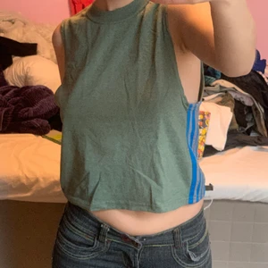 Grönt adidas linne - Grönt linne, stlk s, köpt på beyond retro för några år sen men har tyvärr inte kommit till användning så mkt. Köpte för ish 150