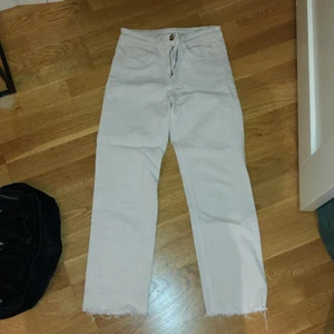 Beiga jeans  - Beiga stretchiga jenas från H&M. Passformen är tajt och raka och avklippta längst ner. Använda men fortfarande i bra skick. Köpta för 300kr. Köparen står för leveransen och betalning sker via swish!💕