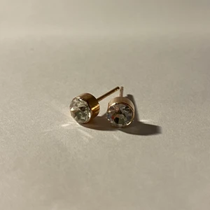 Örhängen - Silverörhängen med kristaller och gulddetaljer.