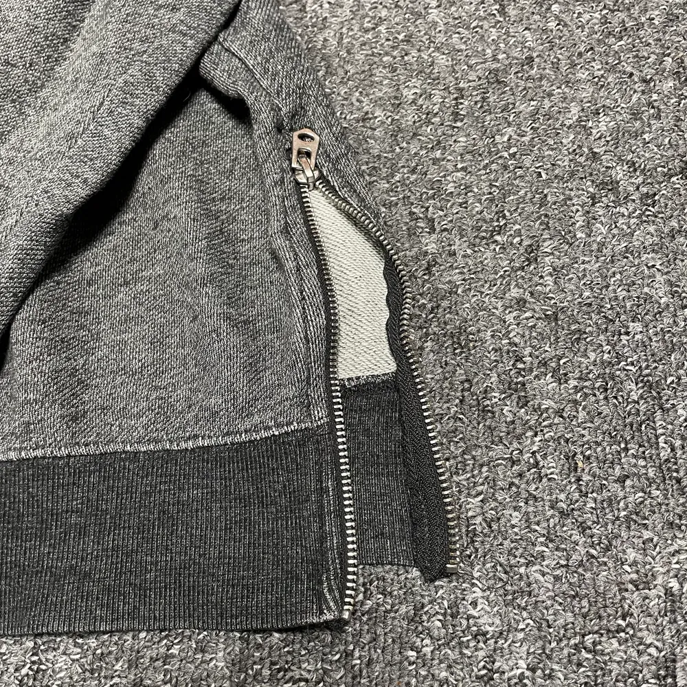Grå sweatshirt från H&M med liten dragkedja på vänstra sidan, storlek S, är i bra skick. Tröjor & Koftor.