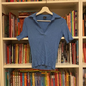 Blå t-shirt - Riktigt snygg blå färg på denna topp, men säljer pga att den är för liten. 💗💗