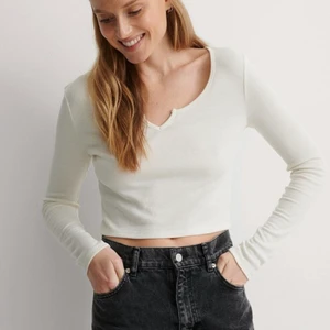 Vit ribbstickad tröja NAKD - Vit ribbstickad tröja från NAKD, storlek Medium. Pris 120kr köparen står för frakten 