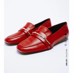 Röda Loafers  - Säljer ett par jätte coola loafers från zara. Aldrig använda. Storlek 39 