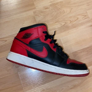 Jordans 1 Mid - Säljer mina Jordans 1 mid i färgen Röd. Storlek 36.5. Använda några gånger men är i fint skick!😊 priset kan absolut diskuteras!