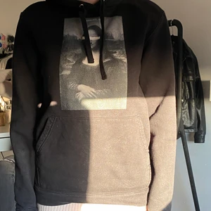 Hoodie med tryck - Svart Hoodie från The Cool Elephant med MonaLisa på bröstet. Lagom varm men väldigt mysig. Nypris 599kr  kan sänka pris vid snabb affär. Frakt tillkommer 