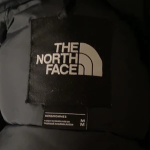 Thenorthface retro nuptse jacket strl M - Hej jag säljer min jacka som då längre inte passar, Den är storlek M, Jag var väldigt nöjd med min jacka just för den är varm och sitter bra, Den är i jätte fint skit knappt några skador alls. 