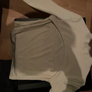 Trendig beige topp xs - Top som jag aldrig använt jättefin i beige har den även i svart som jag oxå säljer som ser likadan ut fast svart💕minns ej nypris elr vart den kmr ifrån tyvärr då jag köpte den förra året men säljer 1 för 60 o båda för 110 + frakt dm mig om du är intresserad elr vill ha fler foton😇